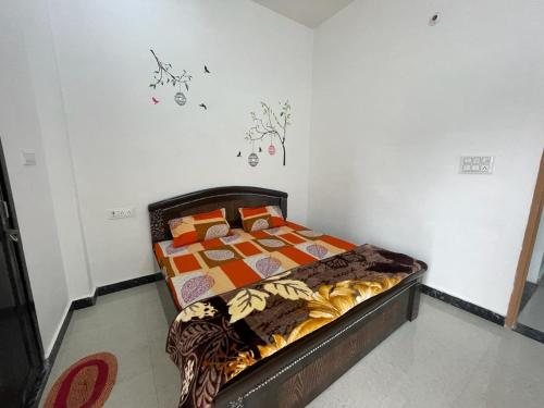 马图拉Rukmani Rooms的卧室配有一张床