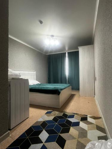 塞米伊Silk Way的一间卧室设有一张绿色的床和一张 ⁇ 板地板