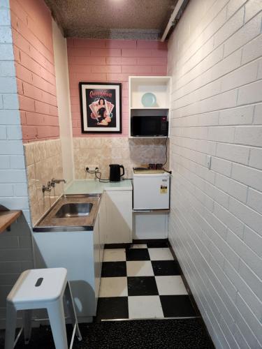 阿德莱德West End Motel的一个带水槽和 ⁇ 制地板的小厨房