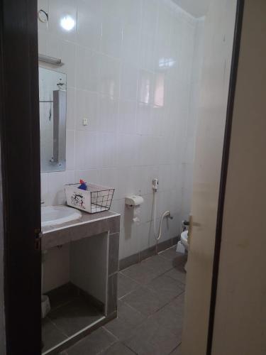 马林迪Picho two bedroom apartment的白色的浴室设有水槽和卫生间。