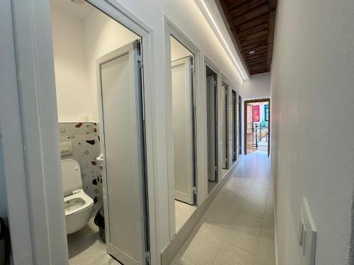 培拉特Helin's Hostel by Backpackers的带卫生间的浴室的走廊
