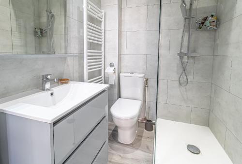 博索莱伊Nice Apartment Beausoleil Near Monaco的浴室配有卫生间、盥洗盆和淋浴。