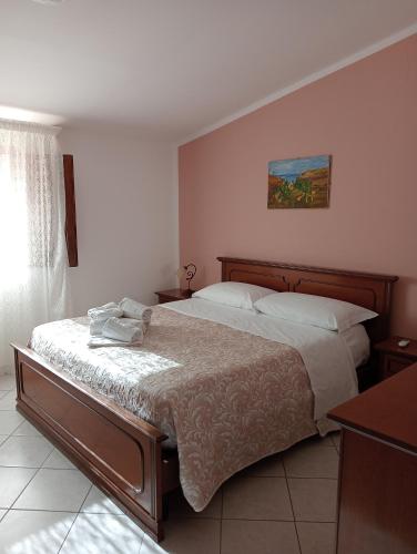 卡斯泰拉马莱Casa Anna的一间卧室配有一张床,上面有两条毛巾
