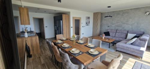安卡兰Villa ELM的客厅配有桌子和沙发