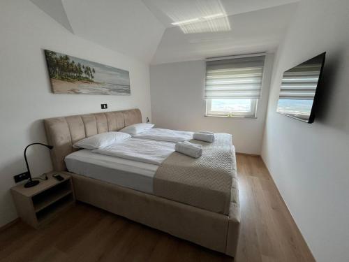 安卡兰Villa ELM的一间卧室设有一张大床和两个窗户。