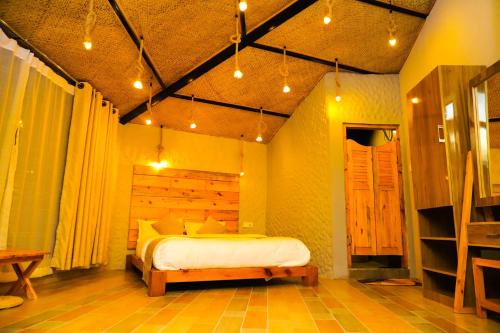 博卡拉The Hideout Villa Pokhara的一间卧室配有一张床和长凳