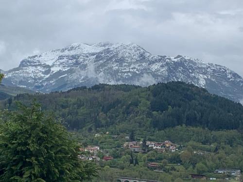 CamporgianoBirillina al Poggio的远处的雪覆盖的山,前面有一个小镇