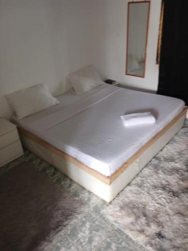迪亚尼海滩Hildas Studio的卧室内的一张大床,配有白色床垫