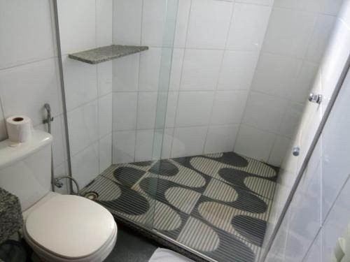 Santa CruzPousada In Paradiso的一间带卫生间和淋浴的小浴室