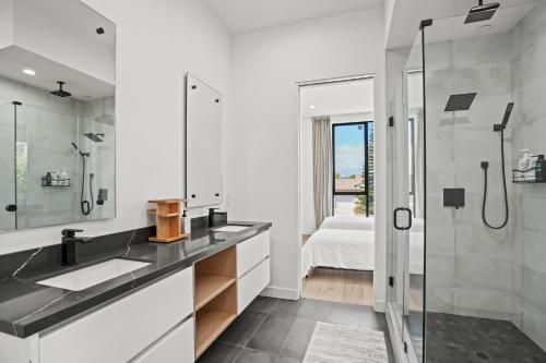 洛杉矶New Lavish Elegant 3BR Home in Mar Vista, Pet Friendly! 10min to Venice Beach!的一间带水槽和淋浴的浴室