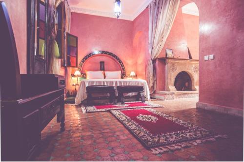 拉巴特里亚德达尔阿里亚酒店的一间红色客房内的卧室