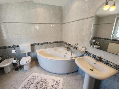 巴斯卡Apartments Kricin 14的带浴缸、卫生间和盥洗盆的浴室