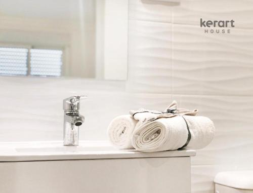 阿玛考德佩拉Kerart Lima的浴室水槽上堆着的毛巾