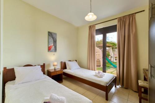 科林瓦里奥Villa Gereoudis Apartments with Sea View & Pool的一间卧室设有两张床和滑动玻璃门