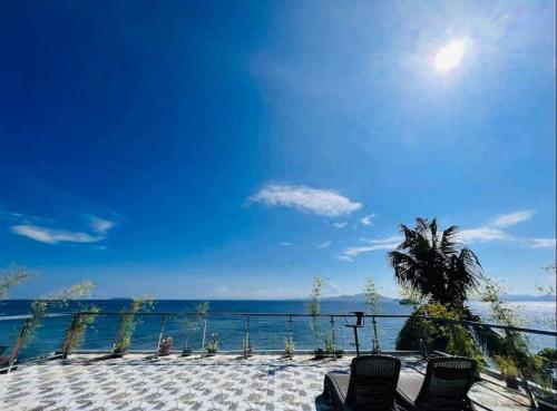 苏里高Casa Rosita Beach Front House的露台享有海景,配有椅子。