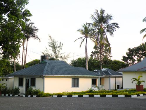 姆特瓦帕Wajiji Homes的有一排棕榈树的房屋