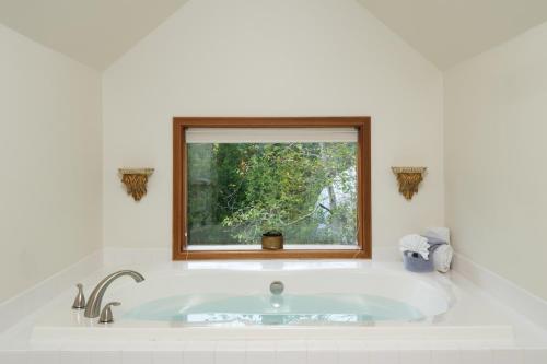 Arch CapeArch Cape Inn and Retreat的窗户客房内的浴缸