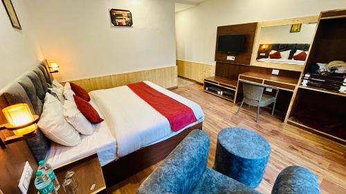 马拉里Ocean Inn的配有一张床和一张书桌的酒店客房