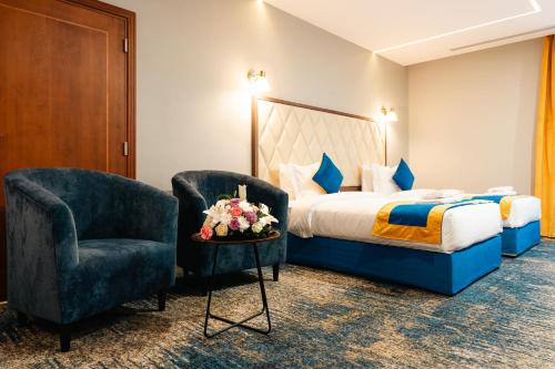 吉达Rooms Hotel的配有一张床和一把椅子的酒店客房