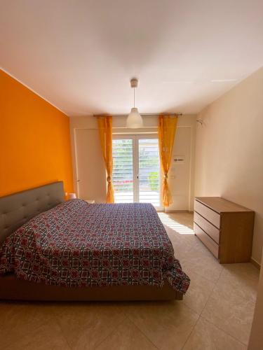 斯佩隆加Villanna的一间卧室设有一张床和一个大窗户