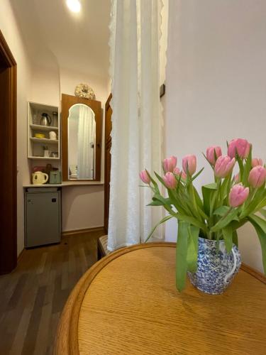 塞巴特阿尔贝克Villa Harmonie的一张桌子上方的粉红色郁金香花瓶