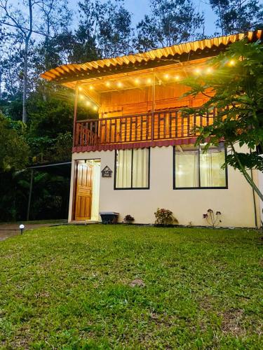 图里亚尔瓦Cabaña Monarca的前面有甲板和草坪的房子