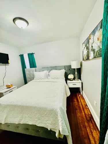 斯普林菲尔德Newly renovated first floor apartment getaway的一间卧室配有一张带白色床单的大床