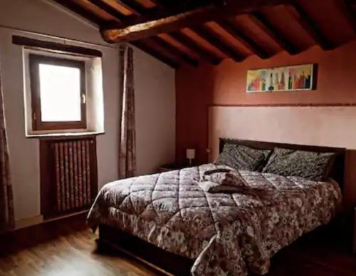 巴贝里诺·迪·穆杰罗Il Podere di Massi的一间卧室设有一张床和一个窗口