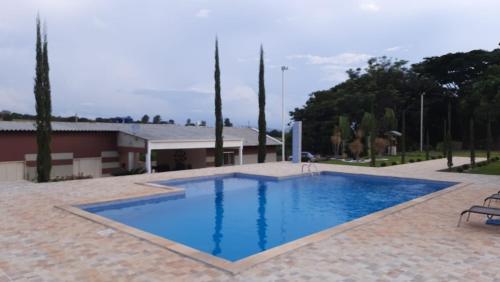 圣若昂-达巴拉Pousada Chacara Princesa Isabel的庭院里的一个大型蓝色游泳池