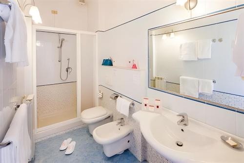 迪亚诺马里纳Hotel Eden Park的白色的浴室设有水槽和卫生间。