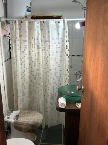德尔迪阿布罗角Oikos的一间带水槽和淋浴帘的浴室