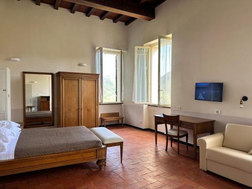 贝韦里诺Hotel Palazzo Costa的一间卧室配有一张床、一张桌子和一张沙发