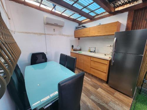 米茨佩·拉蒙מיני צימר רמון的一间带桌子和冰箱的小厨房
