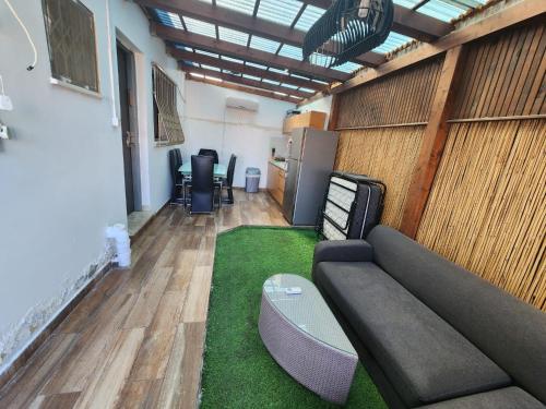 米茨佩·拉蒙מיני צימר רמון的带沙发和绿色地毯的客厅