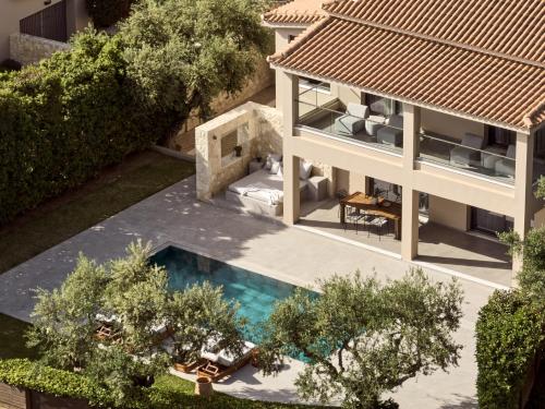 扎金索斯镇Cielo villas - Heavenly Hideaway的享有带游泳池的房屋的空中景致