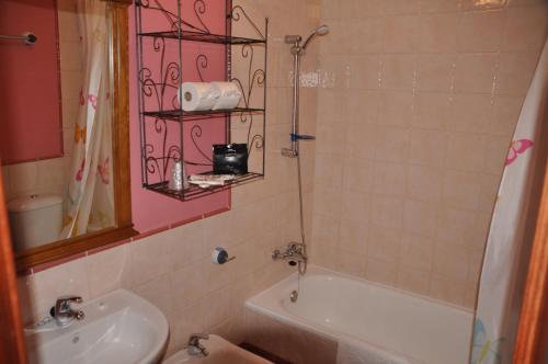 塔里法Casa Rojas的浴室配有盥洗盆、卫生间和浴缸。