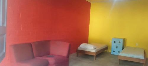 里约布兰科Hostel e Pousada Israel的客厅配有沙发和桌子