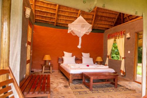 KashashaSharp Island Gorilla Lodge, Lake Bunyonyi的卧室配有一张床