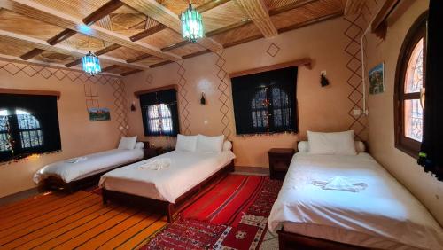 廷吉尔kasbah amlal的带两张床和两个窗户的房间