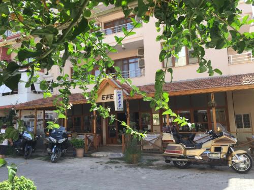 古穆杜尔艾菲斯酒店的停在大楼前的一组摩托车