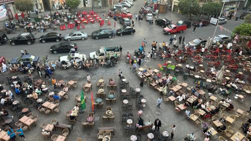 开罗Sama hotel的繁忙的城市街道上交通的景象