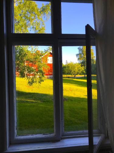 MalmköpingBig spacious countryhouse typical Swedish red wooden house (1h from Stockholm)的享有庭院景致的开放式窗户