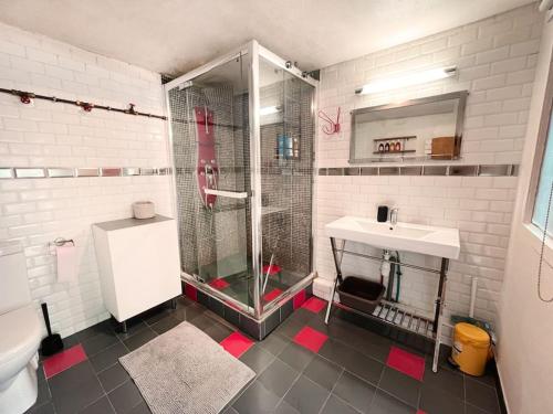 Loft Atypique de 240m- 3 chambres的一间浴室