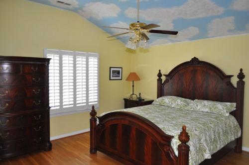 弗吉尼亚海滩Surf's Up!的一间卧室配有一张床和吊扇