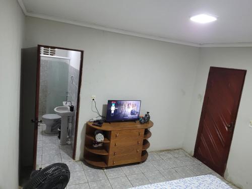 北茹阿泽鲁Quarto - Canto Juazeirense的浴室设有带电视的梳妆台和卫生间。