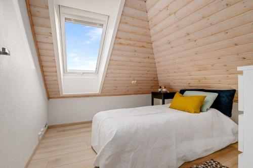 NærbøLeilighet i Nærbø sentrum的一间卧室设有一张床和一个窗口