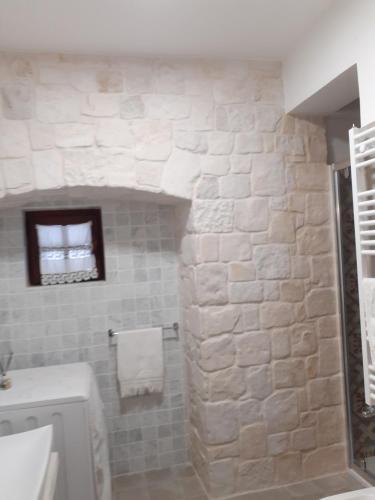 洛科罗通多Holiday Home Cosimo的一间带石墙和水槽的浴室