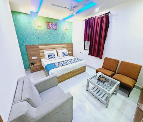 新德里Hotel MARISA GRAND Near Delhi Airport BY Aero Home的一间卧室配有一张特大号床和一张沙发