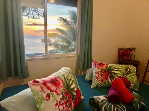 乌图罗阿Fare Mirimiri的一间卧室设有窗户和一张带枕头的床。