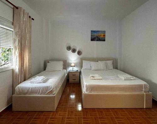 卡萨米尔Nardi Guesthouse的带窗户的客房内设有两张单人床。
